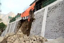 Joshimath Crisis Live: जोशीमठ में झुका होटल, खाली कराई गई बगल वाली बिल्डिंग