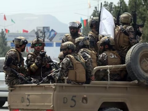 Kabul News: अफगानिस्तान की राजधानी काबुल में सैन्य हवाई अड्डे के बाहर धमाका हुआ. इस धमाके में 10 लोग मारे गए. (File Photo-AP)