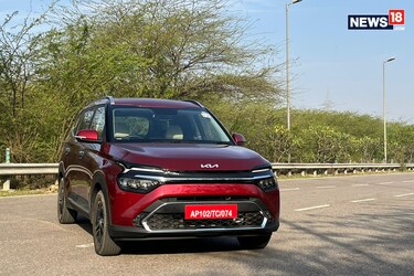  Kia Carens: किया की एमपवी कैरेन्स के सभी वेरिएंट्स के साथ 6 एयरबैग स्टैंडर्ड फीचर के तौर पर दिए जा रहे हैं. इसी केसाथ कार में कई और सेफ्टी फीचर्स भी हैं. कार की कीमत की बात की जाए तो ये करीब 10 लाख रुपये एक्‍स शोरूम से शुरू होती है. 