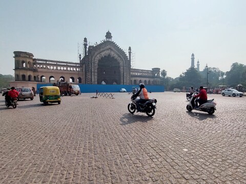 लखनऊ में मंगलवार की अलसुबह हल्का कोहरा रहने के बाद धूप खिल गई.