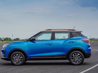  Mahindra XUV400: हाल ही में महिंद्रा ने भी इलेक्ट्रॉनिक एसयूवी की दुनिया में जबर्दस्त एंट्री मारी और अपनी एक्सयूवी 400 का इलेक्ट्रिक वेरिएंट लॉन्च कर दिया. कार अपने सेगमेंट में सबसे ज्यादा पावर जनरेट करती है. इसकी मोटर 150 बीएचपी तक की पावर देती है. इसे भी कंपनी ने दो बैटरी पैक 34.5 और 39.4 किलोवॉट के साथ ऑफर किया है. कार की मैक्सिमम रेंज 456 किमी. तक जाती है. कार की शुरुआती एक्स शोरूम कीमत 15.99 लाख रुपये है. अब बचत की बात की जाए तो 5 साल में इस कार को चला कर भी आप एक पेट्रोल कार की तुलना में 5 से 6 लाख रुपये तक की बचत कर सकते हैं. (फोटो साभार महिंद्रा)