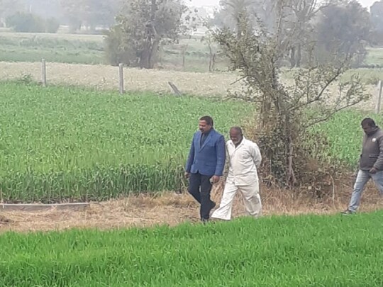 मंदसौर में कलेक्टर गौतम सिंह के निर्देश के बाद किसानों की फसलों का सर्वे कर शुरू हो गया है. ( फोटो साभारः ट्विटर @CMandsaur)