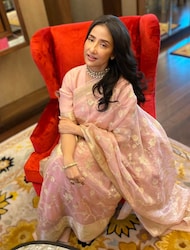 करियर के पीक पर आने के बाद मनीषा को जब नशे की आदत लगी तो उनके हाथ से कई अच्छे ऑफर्स भी निकल गए. साथ ही जिन फिल्मों में वह काम कर रही थी, वह भी उनका प्रभावित होने लगी और देखते ही देखते एक्ट्रेस की कई फिल्में लगातार फ्लॉप हो गईं. इसके बाद साल 2012 में मनीषा कोईराला को अपनी बीमारी कैंसर के बारे में पता चला. (फोटो साभार: Instagram@m_koirala)