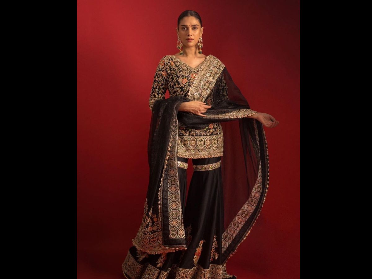  लोहड़ी के आउटफिट में अगर आप ग्‍लैम लुक चाहती हैं तो मनीष मलहोत्रा की डिजाइन की गई ये शरारा ड्रेस आप कैरी कर सकती हैं. इस ड्रेस में ब्‍लैक कलर के साथ गोल्‍डन जरी वर्क काफी गॉर्जियस दिख रहा है. माथे पर छोटी सी ब्‍लैक बिंदी, नो मेकअप लुक और कानों में बड़ी सी झुमकी लुक को काफी अटैक्टिव बना रही है. Image : Instagram/manishmalhotra05