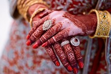 घर पर बनाएं गुड़ की मेहंदी, हाथों पर रचेगा खूबसूरत गहरा रंग, लंबे समय तक रहेगी