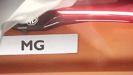  MG4 में Apple CarPlay और Android Auto के साथ 10.25-इंच का कलर टचस्क्रीन इंफोटेनमेंट सिस्टम, MG iSMART ऐप कनेक्टिविटी और MG पायलट सूट ड्राइवर असिस्टेंस सिस्टम शामिल फीचर्स हैं. इसमें गर्म सीटें और स्टीयरिंग, नेविगेशन, एक 360-डिग्री कैमरा और मोबाइल फ़ोन ब्लूटूथ चाबी भी मिल सकती है. (MG Motors)