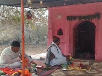  इस आयोजन में राजनीतिक हस्तियां भी शामिल होंगी. गुना-शिवपुरी के सांसद डॉ. केपी यादव और पिछोर विधायक केपी सिंह भी इस आयोजन में हिस्सा ले सकते हैं. जैसे-जैसे इस आयोजन के बारे में लोगों को पता चल रहा है, वैसे-वैसे वहां भीड़ बढ़ रही है.