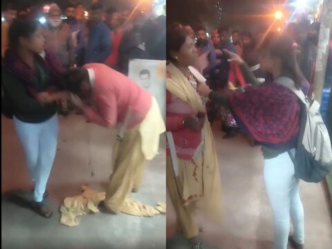 MP News: इटारसी में ननद-भाभी आमने-सामने आते ही भिड़ गईं. दोनों की मारपीट का ड्रामा बीच सड़क बड़ी देर तक चलता रहा. (Photo-News18) 