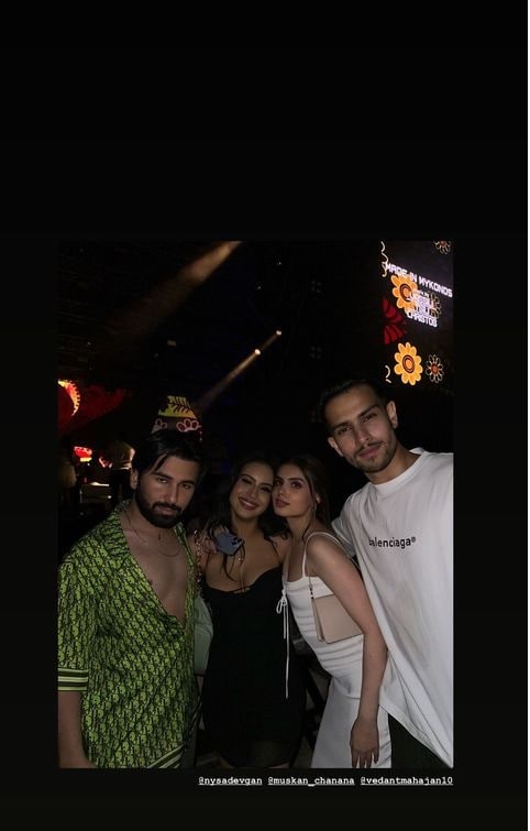 Nysa Devgan, Nysa Devgan photo, Nysa Devgan dress, Nysa Devgan deep neck dress, orhan awatramani, orry, न्यासा देवगन, ओरहान, ओरी, न्यासा की फोटो, न्यासा की ड्रेस, न्यू ईयर पार्टी