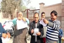 स्वामी प्रसाद मौर्य के समर्थन में उतरी OBC महासभा, लखनऊ में जलाईं रामचरित मानस की प्रतियां