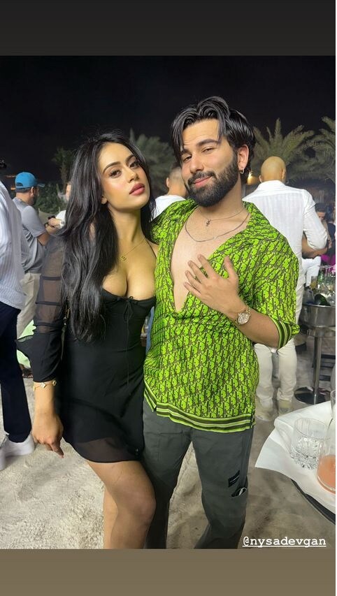 Nysa Devgan, Nysa Devgan photo, Nysa Devgan dress, Nysa Devgan deep neck dress, orhan awatramani, orry, न्यासा देवगन, ओरहान, ओरी, न्यासा की फोटो, न्यासा की ड्रेस, न्यू ईयर पार्टी