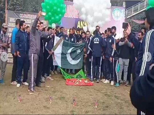 लाहौर हाईकोर्ट के वकील उमर अफजल ने फेसबुक पर कुछ वीडियो व फोटो अपलोड की हैं.
