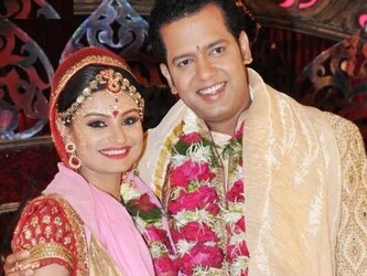  मुंबईः क्या राहुल महाजन (Rahul Mahajan) की दूसरी पत्नी डिंपी गांगुली (Dimpy Ganguly) याद हैं आपको? जी हां, वही डिंपी गांगुली जिन्होंने रियेलिटी शो 'राहुल दुल्हनिया ले जाएगा' में राहुल महाजन से शादी की थी. रियेलिटी शो में शादी रचाने के बाद डिंपी ने काफी संघर्ष का सामना किया. उन्होंने राहुल महाजन पर घरेलू हिंसा का आरोप लगाया था, दोनों का मामला खूब सुर्खियों में रहा. नेशनल टीवी पर प्यार का इजहार और फिर शादी, लेकिन राहुल और डिंपी (Rahul Dimpy Divorce) की ये शादी 5 साल भी नहीं चल पाई. आखिरकार दोनों ने तलाक का मन बना लिया और फिर 2015 में दोनों ने तलाक ले लिया. राहुल महाजन से तलाक के बाद से ही डिंपी ने लाइमलाइट से दूरी बना ली. ऐसे में अब वह कहां हैं, क्या कर रही हैं, चलिए आपको बताते हैं-