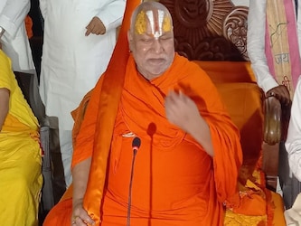  बागेश्‍वर धाम के पीठाधीश्‍वर पंडित धीरेंद्र कृष्‍ण शास्‍त्री जगद्गुरु रामभद्राचार्य के शिष्‍य हैं. धीरेंद्र शास्‍त्री जबसे चर्चित हुए हैं, तब से ही उनका नाता विवादों से जुड़ गया है. विवाद बढ़ने पर रामभद्राचार्य ने धीरेंद्र शास्‍त्री का बचाव किया. उन्‍होंने कहा कि कुछ लोग धीरेंद्र शास्‍त्री को बदनाम करने की कोशिशों में जुटे हैं. वहीं, पंडित धीरेंद्र कृष्‍ण शास्‍त्री का कहना है कि वह सनातन धर्म को बढ़ावा देने का प्रयास कर रहे हैं. (न्‍यूज 18 हिन्‍दी)