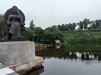  विकीपीडिया और सरकारी रिकार्ड के अनुसार भोपाल की स्थापना परमार वंशीय गोंड राजा भोज ने 1000-1055 ईस्वी में की थी। शहर का पूर्व नाम भोजपाल था, जो भोज और पाल की संधि से बना. परमार राजाओं के अस्त के बाद यह शहर कई बार लूट का शिकार बना. राजा भोज ने यहां पहली सबसे बड़ी मानव निर्मित झील बनाई थी. जो आज बड़ी झील और छोटी झील के नाम से जानी जाती है. भोपाल की अंतिम शासक गोंड और आदिवासी रानी कमलापति थीं. (फोटो: सुनील कुमार गुप्‍ता/न्‍यूज 18 हिन्‍दी)