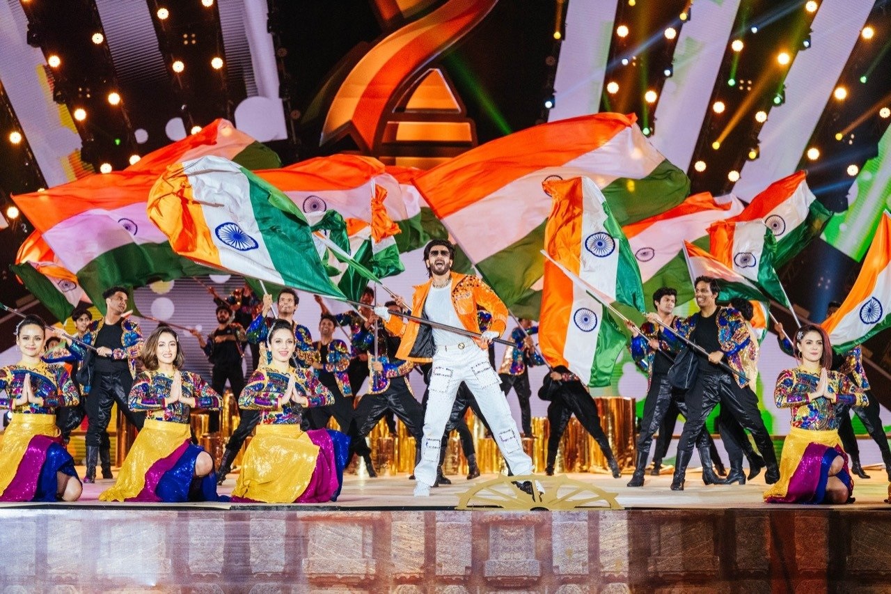 दिशा पाटनी और रणवीर सिंह के साथ ही ओपनिंग सेरेमनी में कई प्रस्तुतियां हुईं. करीब ढाई घंटे चले इस कार्यक्रम में प्रीतम ने भी अपनी टीम के साथ परफॉर्म किया. (सभी फोटो साभार: twitter@sports_odisha)