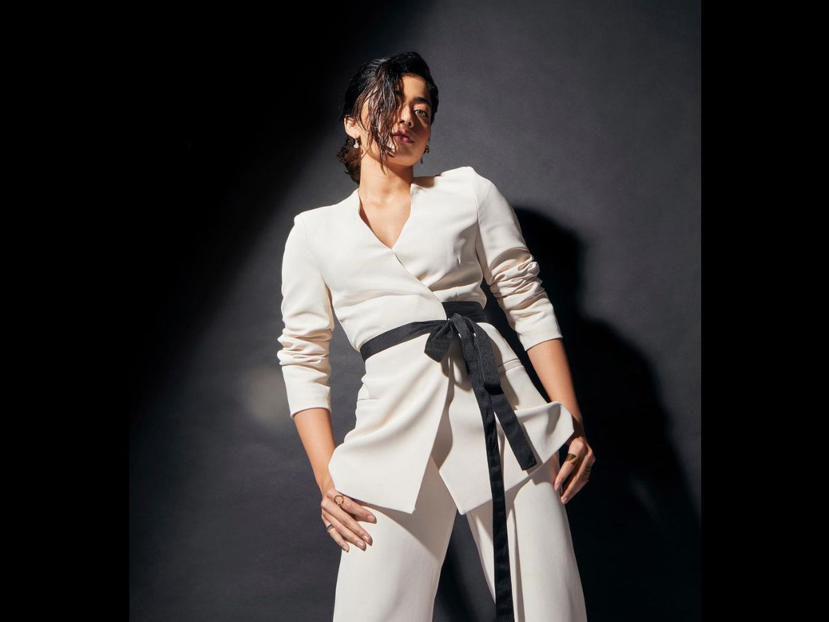  अगर आप अपने ऑफिस वियर के साथ कुछ एक्‍सपेरिमेंट करना चाहती हैं तो रश्मिका मंदाना के इस ड्रेस को ट्राई कर सकती हैं. वाइट कलर की इस ड्रेस के साथ ब्‍लैक रिबन काफी स्‍टाइलिश दिख रहा है. Image : Instagram/Rashmika Mandanna