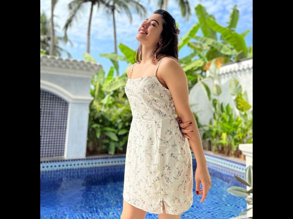  अगर आप वेकेशन पर वाइट ड्रेस ट्राई करना चाहती हैं तो आप रश्मिका का ये प्‍यारा सा ट्यूनिक ड्रेस ट्राई कर सकती हैं. ये आपके लुक को क्‍यूट बनाएगा और आप कंफर्टेबल भी महसूस करेंगी. Image : Instagram/Rashmika Mandanna