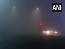 PICS: भीषण ठंड, दृश्यता जीरो; कोहरे से दिल्ली बेहाल, ट्रेन-प्लेन का बुरा हाल