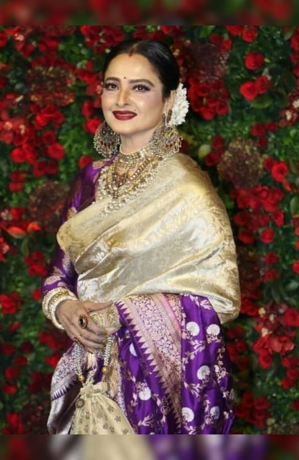 रिपोर्ट्स के अनुसार, रेखा के पास मुंबई के बांद्रा में एक बंगला है, जिसकी कीमत 13 करोड़ के आस-पास है. इसके अलावा उनके पास मंहगी ज्वेलरी और डिजाइनर साड़ियों का कलेक्शन हैं, जिनकी कीमत काफी ज्यादा है.