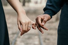 गर्लफ्रेंड के साथ होटल में ठहरने पर पुलिस नहीं करेगी परेशान, जानें क्या है अनुच्छेद 21 के नियम