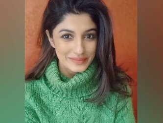  फैन के सवाल पर रोहन बोपन्ना ने भी मैच के बाद हामी भरी. फैन ने बोपन्ना की वाइफ सुप्रिया को खूबसूरत महिला कहा था. बता दें कि रोहन बोपन्ना और सुप्रिया की शादी साल 2012 में हुई थी और दोनों की एक बेटी भी है. सुप्रिया एक साइकोलॉजिस्ट (Psychologist) हैं. रोहन और सुप्रिया एक दूसरे को साल 2010 से डेट कर रहे थे. (फोटो instagram/@supriya.perspective)