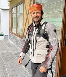  एक्टिंग से इतर सत्यदीप को बाइकिंग का शौक है. वे अक्सर रोड ट्रिप जाते हैं. सोशल अकाउंट पर वे अक्सर अपनी राइडिंग की फोटोज और वीडियो शेयर करते रहते हैं. (सभी फोटो साभार: सत्यदीप/मसाबा इंस्टाग्राम)