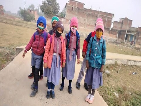School Closed: ठंड को देखते हुए स्कूलों में बच्चों की छुट्टी बढ़ाने के लिए कह गया  है.