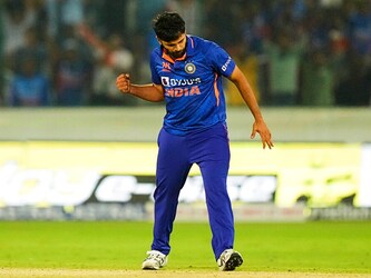  अहमदाबाद में सर्वाधिक टी20 विकेट चटकाने का रिकॉर्ड भारतीय ऑलराउंडर शार्दुल ठाकुर (Shardul Thakur) के नाम है. ठाकुर ने भारतीय टीम के लिए यहां पांच मैच खेलते हुए पांच पारियों में 21.00 की औसत से आठ विकेट चटकाए हैं. (AP)