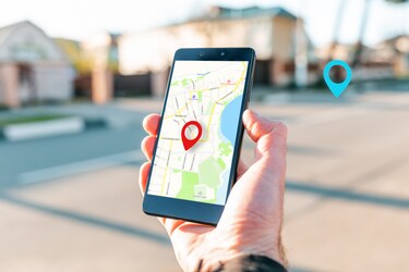  2-GPS के ज़रिए फोन ट्रैक करें: अगर कॉल करने से मदद नहीं मिलती है, तो अपने फोन के GPS का उपयोग करके फोन का पता लगाने का प्रयास करें. हालांकि, यदि आपने अपने फोन के GPS को एक्टिव नहीं किया है, तो यह तरीका आपकी बिल्कुल भी मदद नहीं करेगा.