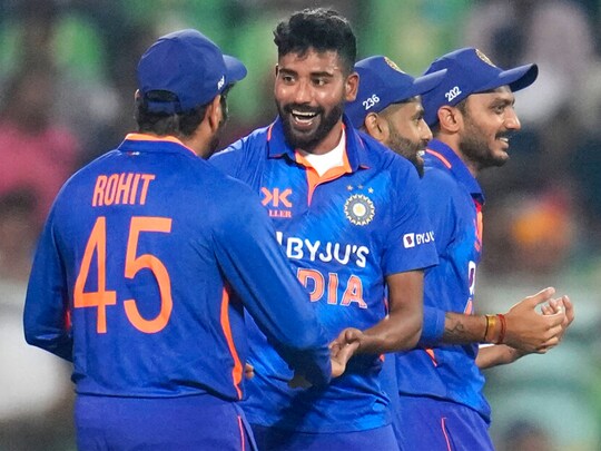 भरत अरुण ने मोहम्मद सिराज को लेकर एक अनसुना किस्सा सुनाया है (PIC: AP)