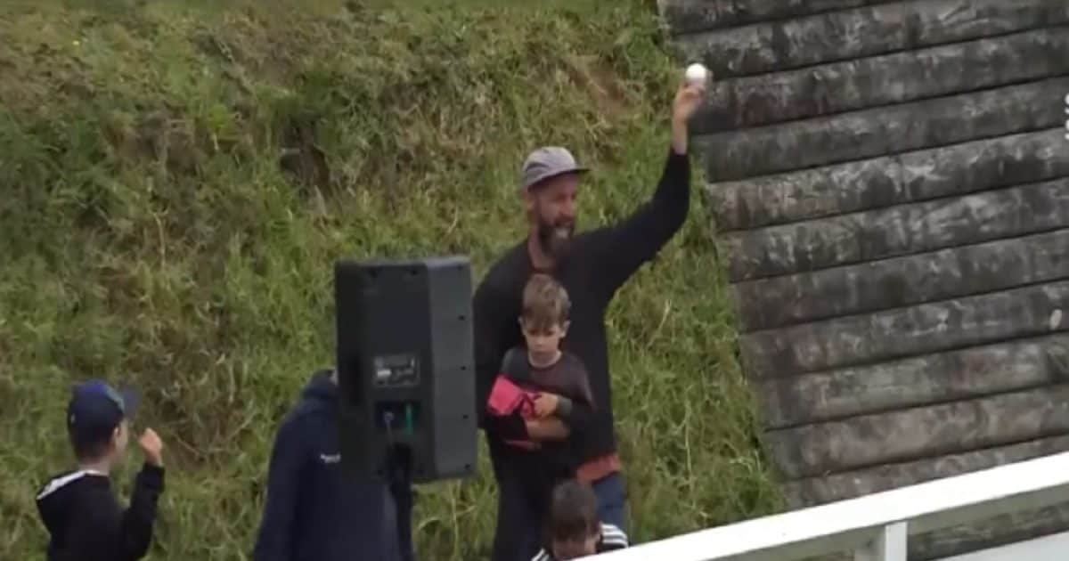 VIDEO: कभी देखा है ऐसा कैच, दाएं हाथ से पकड़ा था बच्चा; बाएं से दर्शक