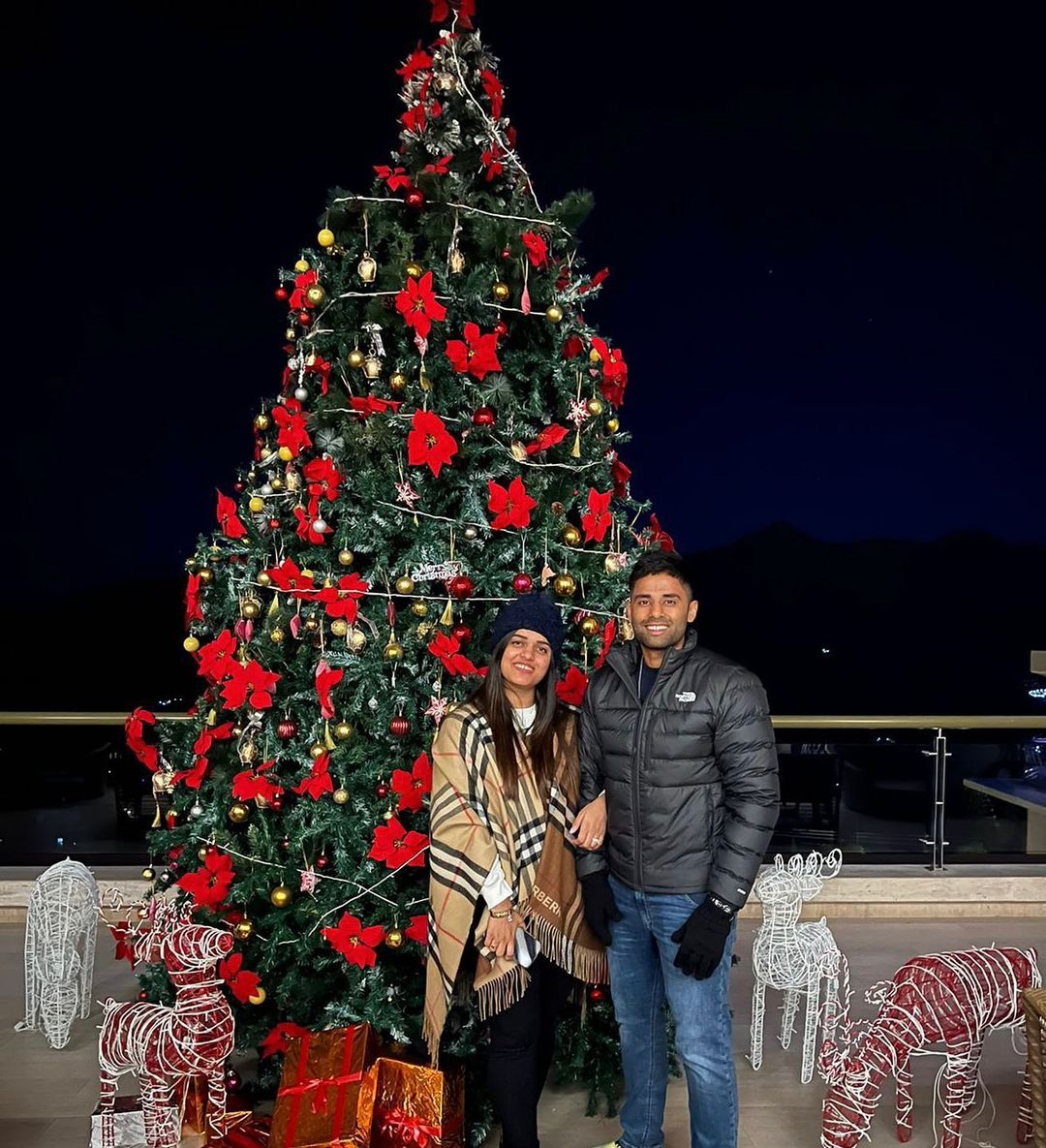 सूर्यकुमार यादव पिछले 2 साल से दुनिया के पसंदीदा क्रिकेटर के रूप में उभरे हैं. वे आईपीएल टीम मुंबई इंडियंस का भी हिस्सा हैं. सूर्या और देविशा दोनों सोशल मीडिया पर काफी एक्टिव रहते हैं. टी20 में बेहतरीन प्रदर्शन करने के बाद अब वे भारतीय वनडे टीम और टेस्ट टीम में जगह पक्की करना चाहते हैं. (Suryakumar Yadav Instagram)