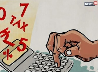  नई टैक्स प्रणाली 2020 में ही लागू हो गई थी जिसमें अभी बदलाव किया गया और स्लैब्स कम कर दिए गए. बदलाव के बाद नई प्रणाली में अब 5 स्लैब हैं. 3-6 लाख पर 5 फीसदी टैक्स, 6-9 पर 10 फीसदी टैक्स, 9-12 पर 15 फीसदी, 12-15 पर 20 फीसदी और 15 से अधिक पर 30 फीसदी टैक्स. (news18)