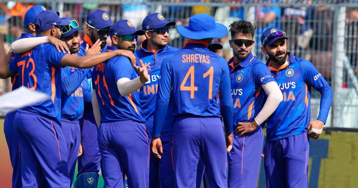 टीम से निकाले जाने के बाद भी नहीं पड़ रहा फर्क, बिंदास शर्टलेस होकर मजे कर रहा ओपनर