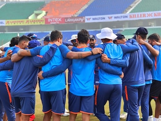  भारत और न्यूजीलैंड (India vs New Zealand) के बीच खेले जाने वाले क्रमशः तीन-तीन मैचों की वनडे एवं टी20 सीरीज समाप्त हो चुकी है. ब्लू टीम न्यूजीलैंड की मेजबानी करने के बाद अब ऑस्ट्रेलियाई टीम (Australian Men’s Cricket Team) की मेजबानी करने के लिए तैयार है. (AP)