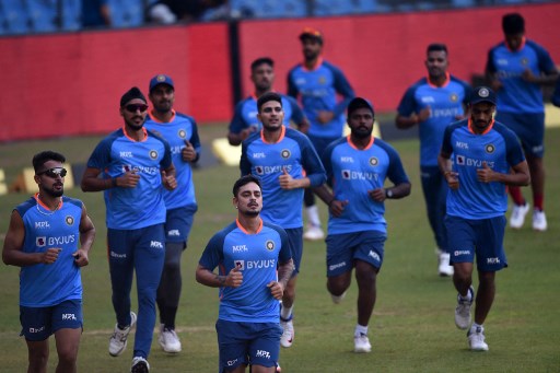  टी20 सीरीज युवा खिलाड़ियों के लिए बेहद अहम है. इसमें ऋतुराज गायकवाड़ से लेकर उमरान मलिक तक शामिल हैं. पिछले साल भी ऋतुराज को मौका दिया गया था, लेकिन वे कुछ कमाल नहीं दिखा सके थे. दूसरी ओर जम्मू-कश्मीर के तेज गेंदबाज उमरान ने आईपीएल 2022 में बेहतरीन प्रदर्शन किया था. लेकिन 150 किमी प्रति घंटा की रफ्तार से गेंदबाजी करने वाला यह गेंदबाज इंटरनेशनल लेवल पर अब तक कुछ खास प्रदर्शन नहीं कर सका है. (AFP)