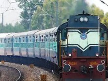 घने कोहरे ने रोकी ट्रेनों की रफ्तार, 2 से 4 घंटे की देरी से चल रहीं ये ट्रेनें
