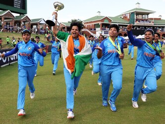  भारतीय अंडर 19 टीम ने शेफाली वर्मा की कप्तानी में गजब का खेल दिखाया. टूर्नामेंट में खेले गए 6 में से 5 में टीम को जीत मिली. हर मुकाबले में भारत का खेल जबरदस्त था और विरोधी को एकतरफा मात दी. ICC Twitter page