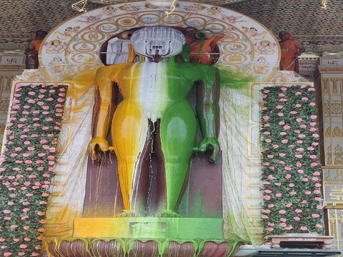 उज्जैन में इंदौर रोड पर बने महावीर तपोभूमि मंदिर में हर साल भगवान महावीर की प्रतिमा पर अभिषेक कर विशेष तरीके से गणतंत्र दिवस मनाया जाता है.