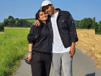  दोनों की दोस्त प्यार में बदली और तीन साल तक डेट करने के बाद उमेश से तान्या ने शादी करने का फैसला लिया. एक इंटरव्यू में खुद तान्या ने बताया था कि वो उमेश की सागदी और उनकी विनम्रता को देख प्यार में पड़ गईं. दोनों ने 29 मई 2013 को शादी के सात फेरे लिए. -Umesh yadav social account