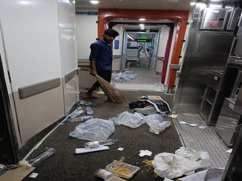 IAS ऑफिसर अवनीश शरण ने वंदे भारत ट्रेन की एक तस्वीर शेयर की है. (Credit/Twitter/@AwanishSharan)