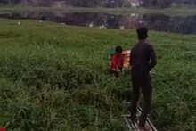 OMG : पतंग लूटने के चक्कर में दलदल में जा धंसा 8 साल का बच्चा, फिर क्या हुआ...?