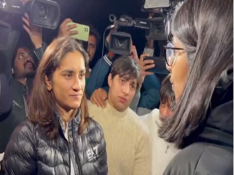 जंतर-मंतर पर पहलवान वीनेश फोगाट से मिलीं स्‍वाति मालीवाल, दिलाया ये भरोसा. 
