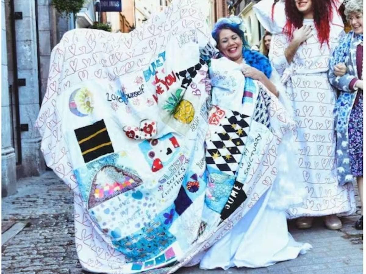 कोई मंगल दोष नहीं, अपनी मर्ज़ी से कंबल और पेड़ से शादी कर बैठीं हसीनाएं, 'पति' के साथ हैं खुश भी