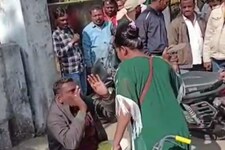 VIDEO: महिलाओं ने सरेआम शख्स को चप्पलों से पीटा, सड़क पर भी घसीटा