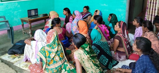 डिजिटल माध्यम से खेती के बारे में जानकारी ले रही महिलाएं