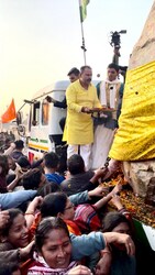  बता दें कि गोपालगंज में इसके पहले नागरिक विकास सेना में संयोजक राजीव सिंह ने भव्य आरती किया. वहीं, सदर विधायक कुसुम देवी ने विशेष पूजा की.