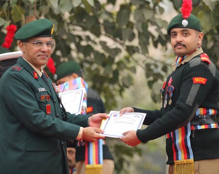 अपर महानिर्देशक प्रशस्ति पत्र ग्रहण करते अर्ष 