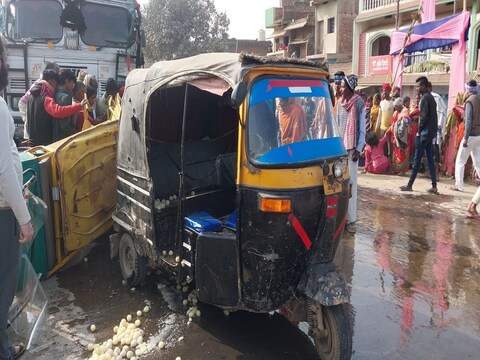 बिहार के नवादा में अनियंत्रित ट्रक की टक्कर से तीन लोगों की मौत हो गई